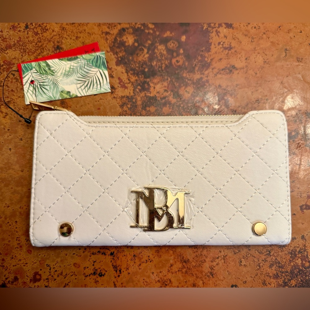 Bagley Mischka vegan leather white quilted look   long cards wallet NWT